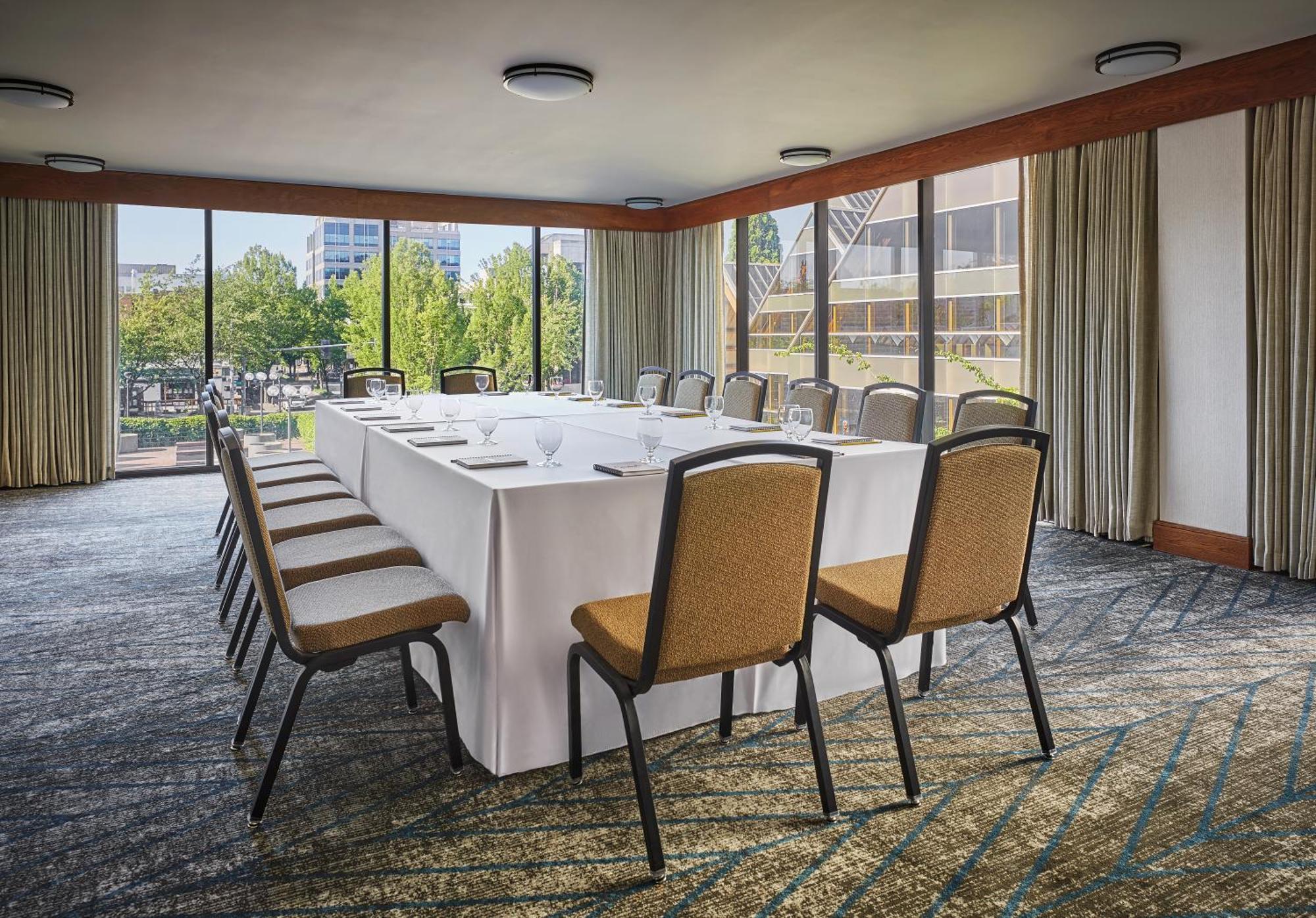 Graduate By Hilton Eugene Hotel Exterior photo